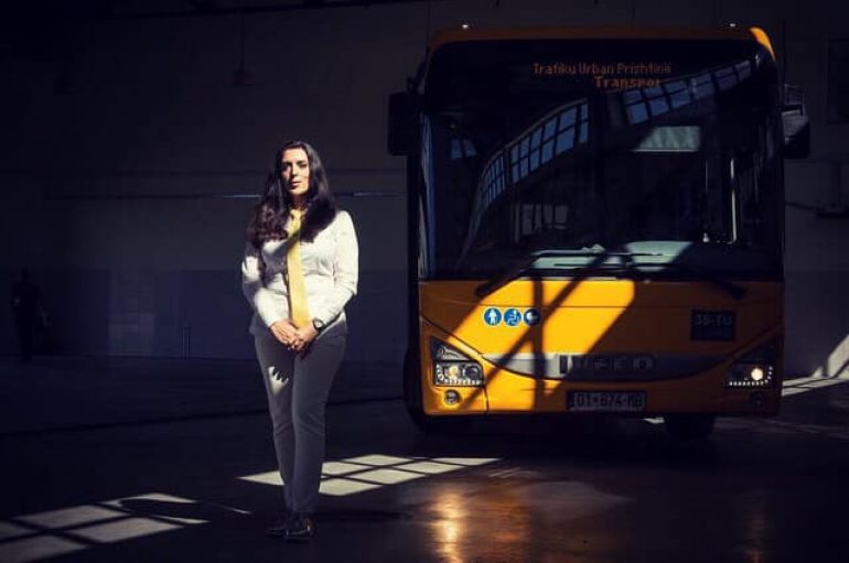 Shoferja e parë në Prishtinë, thyen tabutë