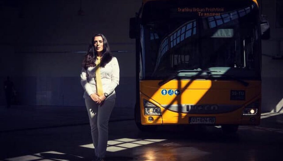 Shoferja e parë në Prishtinë, thyen tabutë