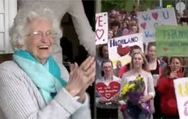 Nxënësit surprizojnë të moshuarën që i përshëndet çdo ditë