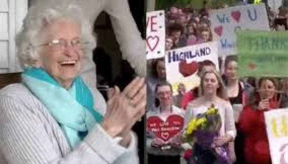 Nxënësit surprizojnë të moshuarën që i përshëndet çdo ditë