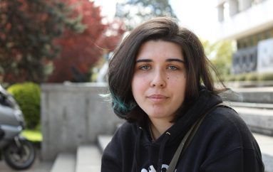 Një vajzë e bulluar nga babai dhe shoqëria