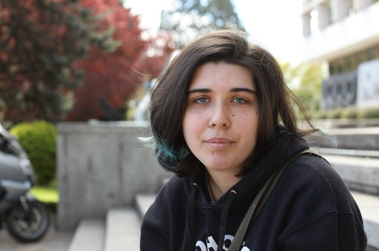 Një vajzë e bulluar nga babai dhe shoqëria