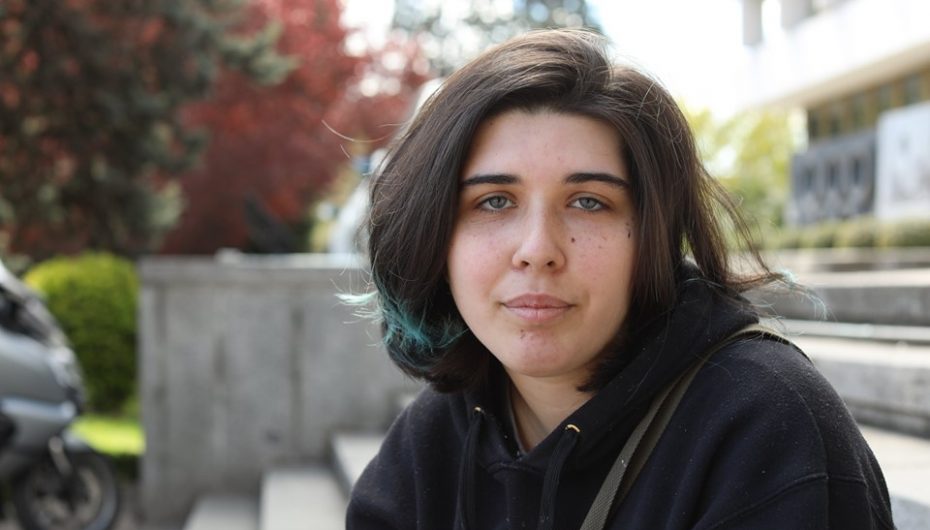 Një vajzë e bulluar nga babai dhe shoqëria