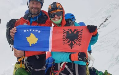 Babë e bijë ngjisin majën më të lartë në botë