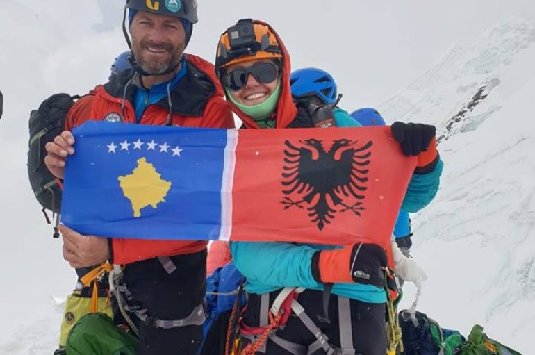 Babë e bijë ngjisin majën më të lartë në botë