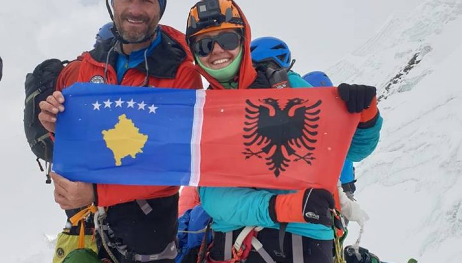 Babë e bijë ngjisin majën më të lartë në botë