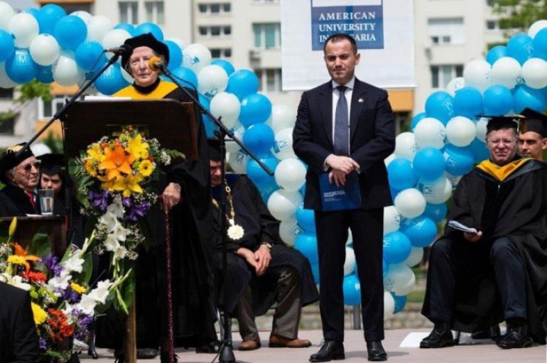 Shqiptari i njohur që ka ndihmuar qindra studentë jashtë vendit
