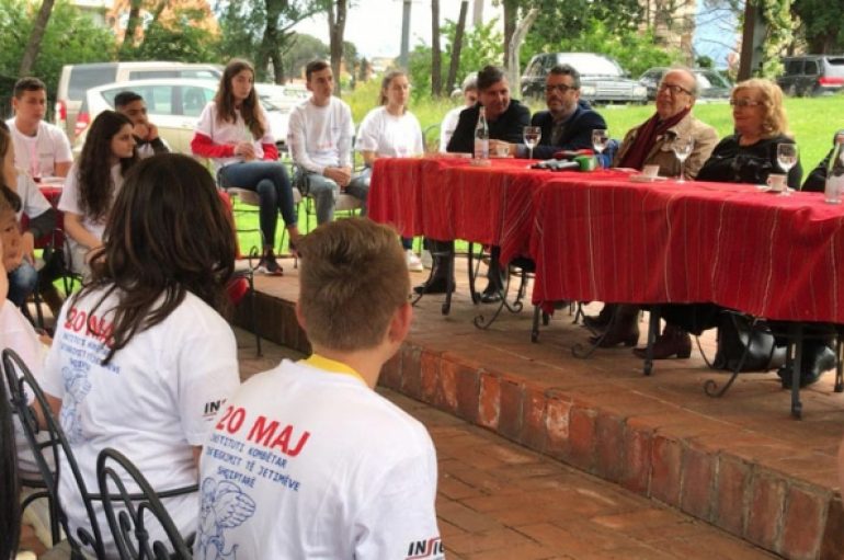 Kadare me fëmijët jetimë