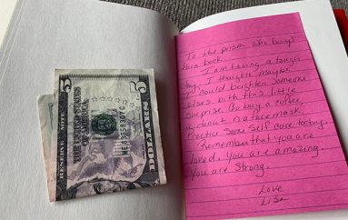 Një shënim brenda një libri krijon zinxhir aktesh mirësie