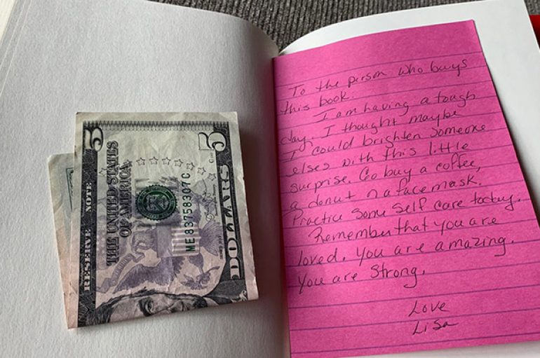 Një shënim brenda një libri krijon zinxhir aktesh mirësie