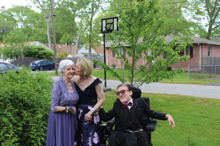 Kjo gjyshe shkon në mbrëmjen e maturës tetëdhjetë vjet më vonë dhe u kurorëzua mbretëreshë