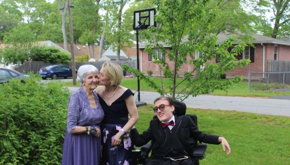 Kjo gjyshe shkon në mbrëmjen e maturës tetëdhjetë vjet më vonë dhe u kurorëzua mbretëreshë