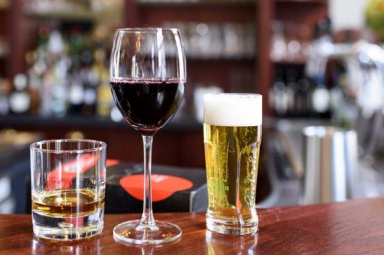 Alkooli është mbrojtës, studimi hedh poshtë pretendimet: Edhe një pije në ditë rrit rrezikun