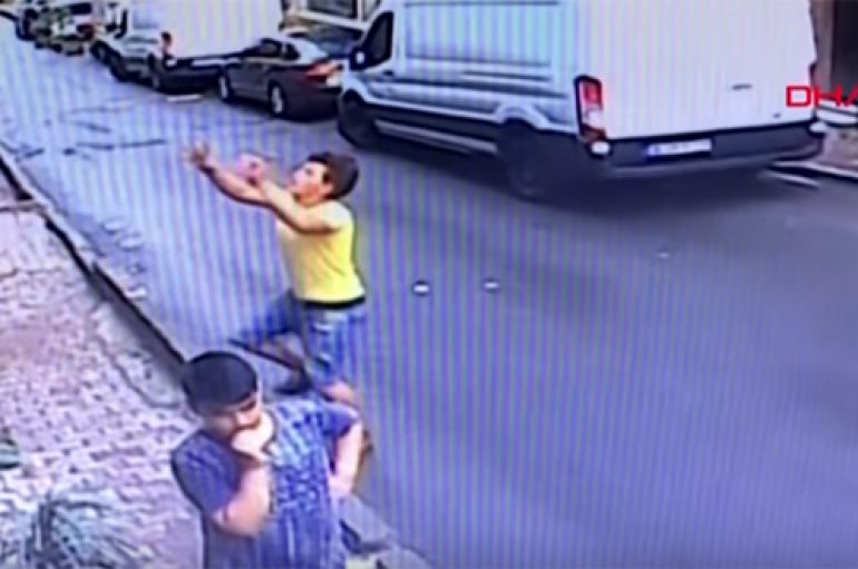 Adoleshenti shpëton foshnjën që po binte nga dritarja e katit të dytë në Turqi