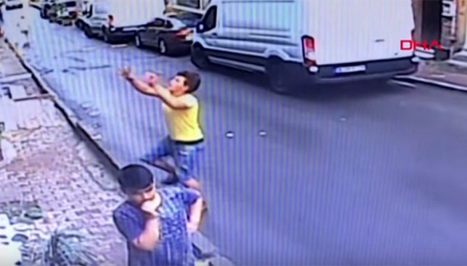 Adoleshenti shpëton foshnjën që po binte nga dritarja e katit të dytë në Turqi