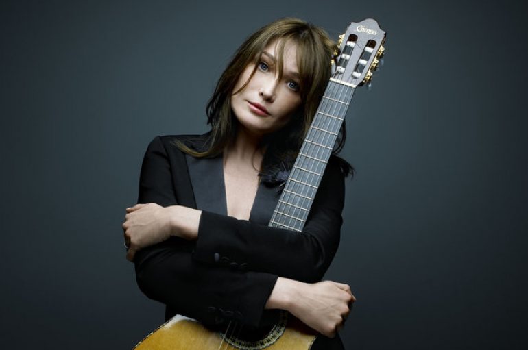 Carla Bruni në Butrint për koncertin e parë në Shqipëri