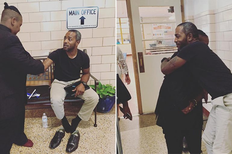 Iu prishën pak para diplomimit, mësuesi heq këpucët nga këmbët për t’ja dhënë nxënësit