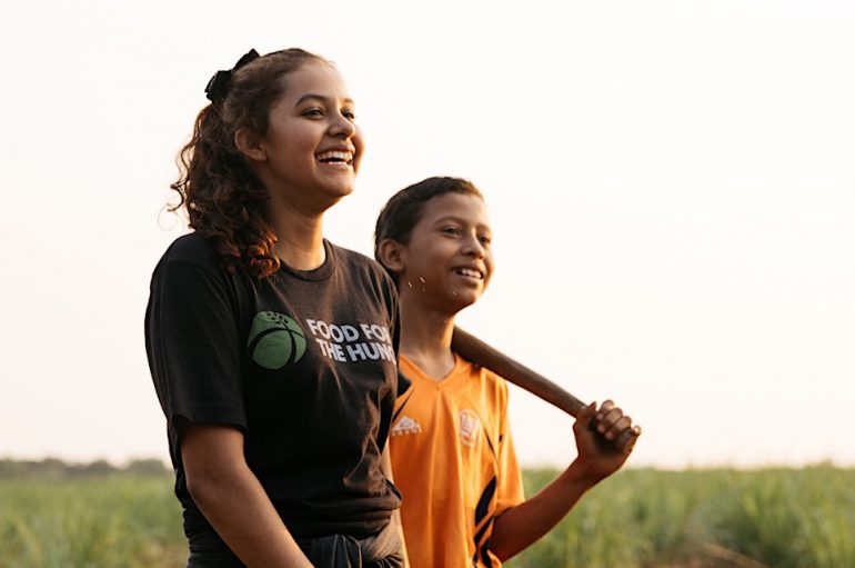 Takimi i rastësishëm me një fëmijë bashkon vajzën me babain pas 21 vitesh