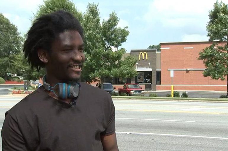 Komuniteti ndihmon punonjësin e pastrehë të McDonald’s pasi një grua e turpëron në Facebook