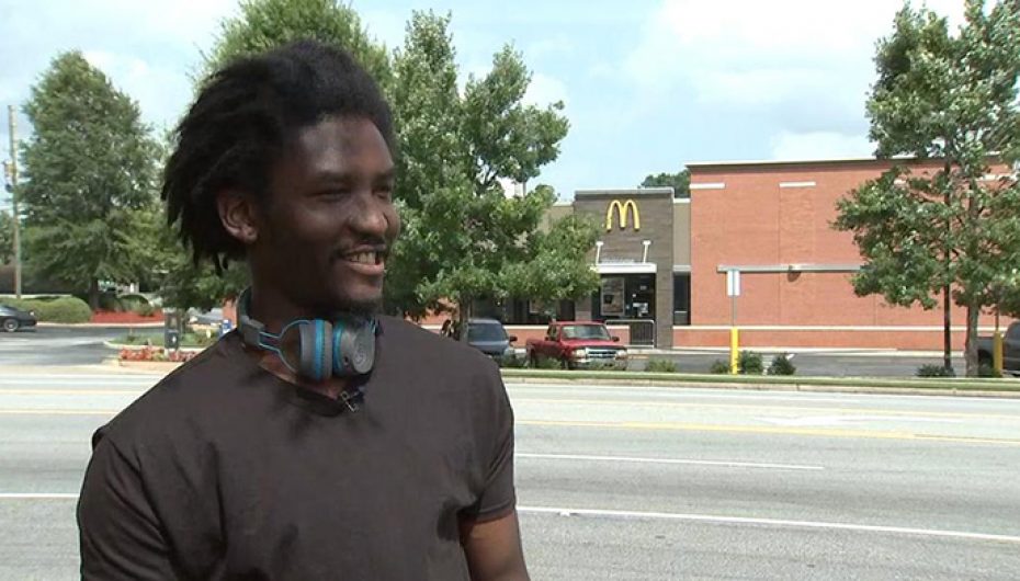 Komuniteti ndihmon punonjësin e pastrehë të McDonald’s pasi një grua e turpëron në Facebook