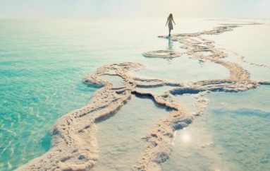 Shkuarja në plazh dhe qëndrimi afër me ujin na bën të lumtur: kjo është arsyeja pse