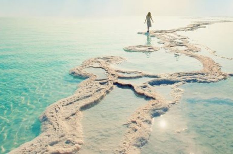 Shkuarja në plazh dhe qëndrimi afër me ujin na bën të lumtur: kjo është arsyeja pse