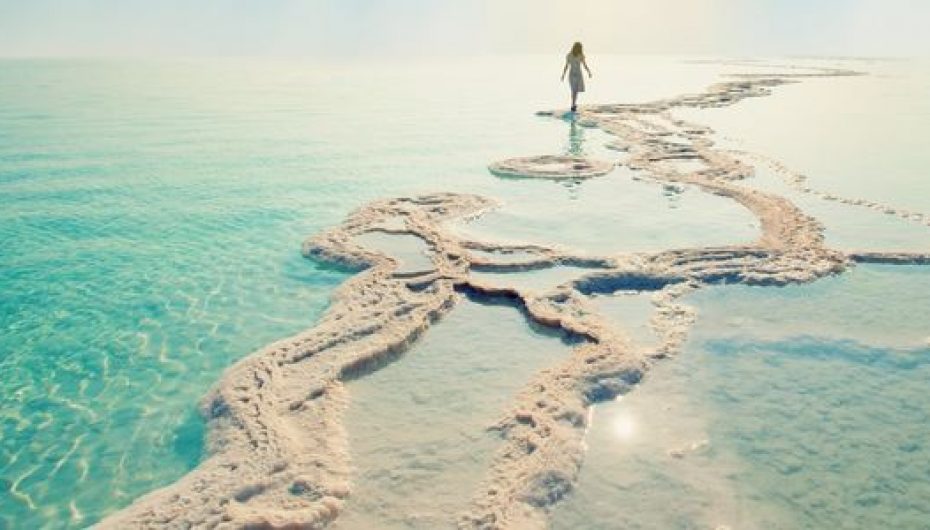 Shkuarja në plazh dhe qëndrimi afër me ujin na bën të lumtur: kjo është arsyeja pse