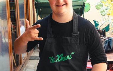 Hapet kafeneja e parë Në Tiranë, ku shërbejnë të rinj me Sindromën Down