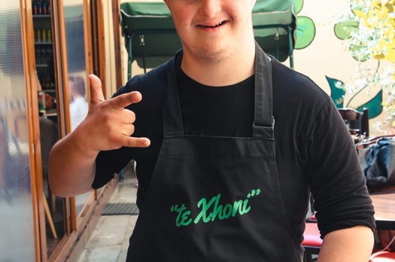Hapet kafeneja e parë Në Tiranë, ku shërbejnë të rinj me Sindromën Down