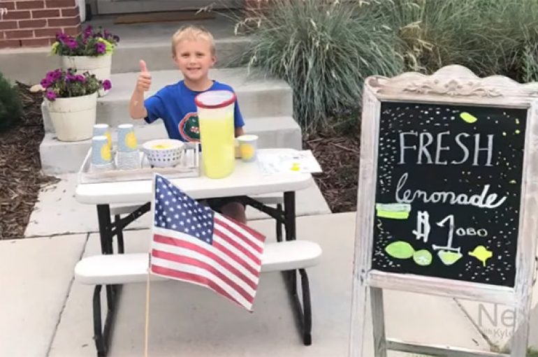 6-vjeçari hap një banak limonade për të nxjerrë nënën për darkë pasi babai i tij vdes