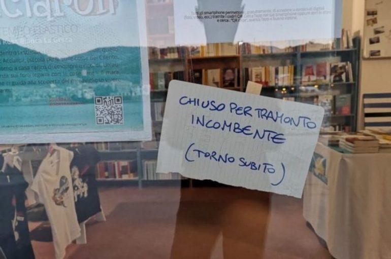 Libërdhënësi mbyll çdo ditë dyqan për të parë muzgun