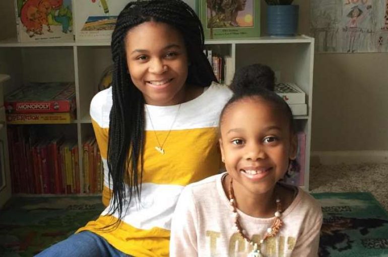 2 motrat lexojnë tregime gjumi për fëmijët e tjerë çdo natë në Facebook