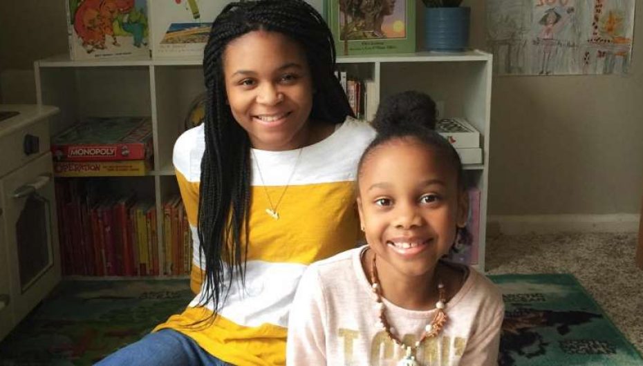 2 motrat lexojnë tregime gjumi për fëmijët e tjerë çdo natë në Facebook