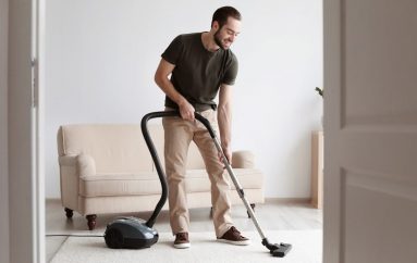 Meshkujt që bëjnë pastrimin e shtëpisë janë më të lumtur dhe më të relaksuar