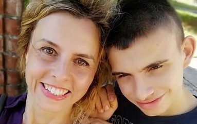 Sakrifica e një nëne, la punën për t’u diplomuar së bashku me djalin e saj autik