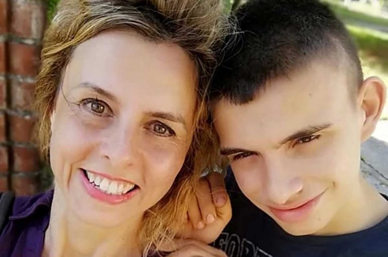 Sakrifica e një nëne, la punën për t’u diplomuar së bashku me djalin e saj autik