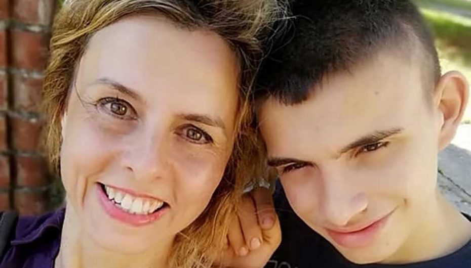 Sakrifica e një nëne, la punën për t’u diplomuar së bashku me djalin e saj autik