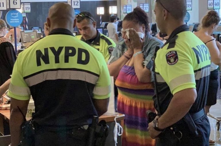 E kapën duke vjedhur në supermarket, oficerët i paguajnë ushqimet një gruaje dhe e lënë të lirë