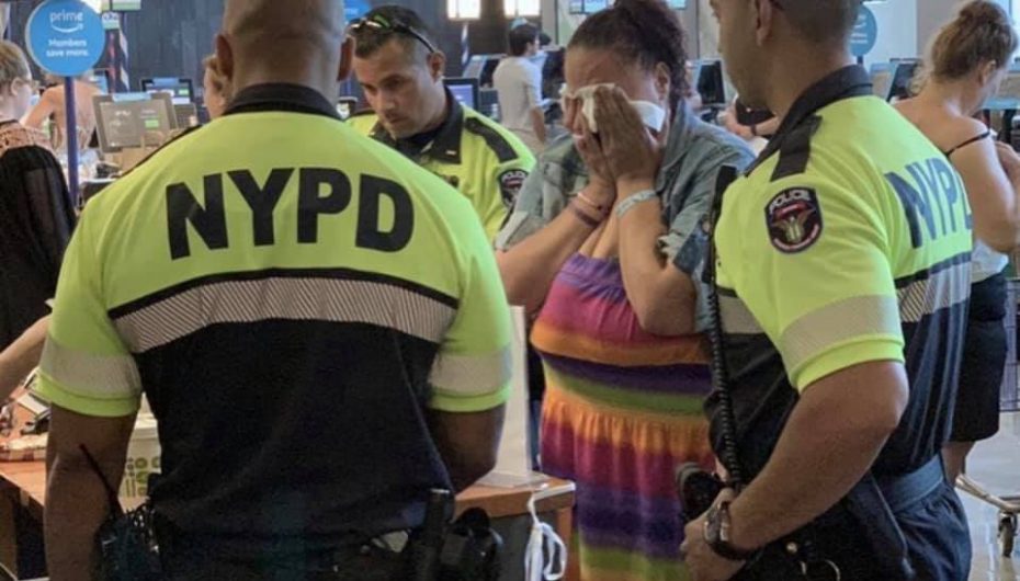 E kapën duke vjedhur në supermarket, oficerët i paguajnë ushqimet një gruaje dhe e lënë të lirë