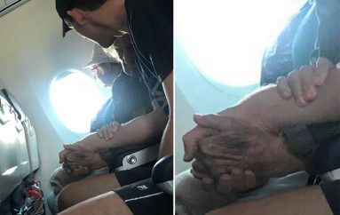 “Engjëlli i saj i fluturimit”: Një djalë ngushëllon 96 vjeçaren e cila udhëton pas 15 vitesh