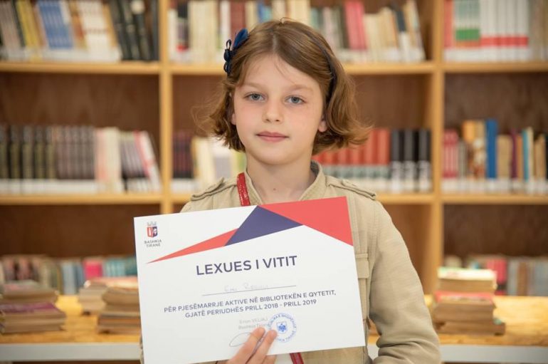 Emi Resuli, “Lexuesja e Vitit”