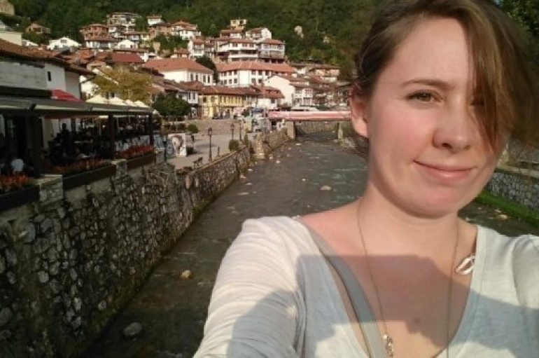 Gazetarja amerikane lë Teksasin për Kosovën