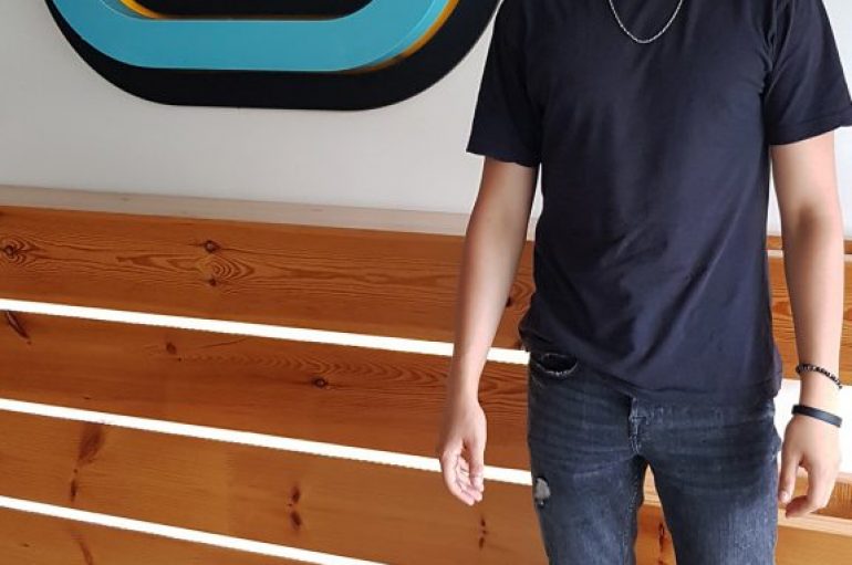 Besmiri, i riu që frymëzon njerëzit me fotot e tij