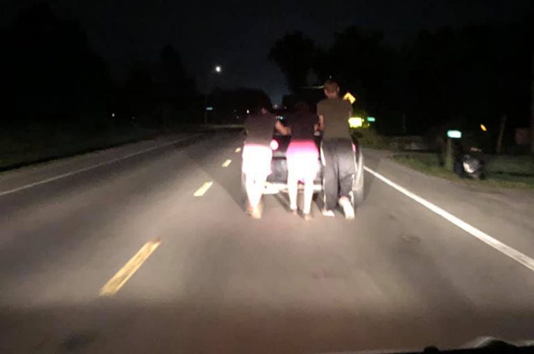 Adoleshentët shtyjnë makinën e gruas 5 milje deri në shtëpi