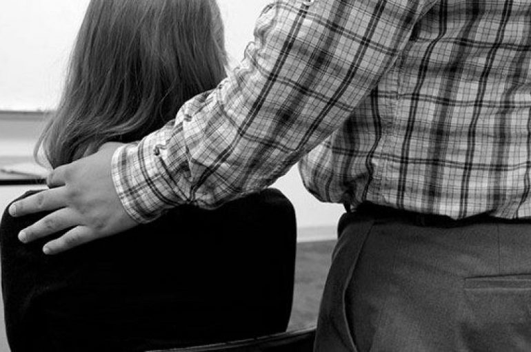 Vendet ku ndodh ngacmimi seksual: Rruga dhe shkolla më të rrezikshmet