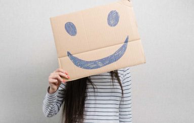 Buzëqeshjet e rreme nuk iu bëjnë të lumtur