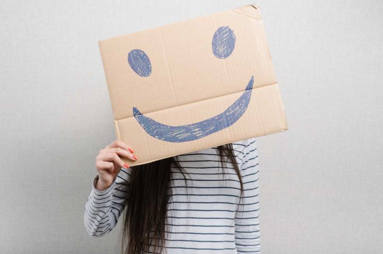 Buzëqeshjet e rreme nuk iu bëjnë të lumtur