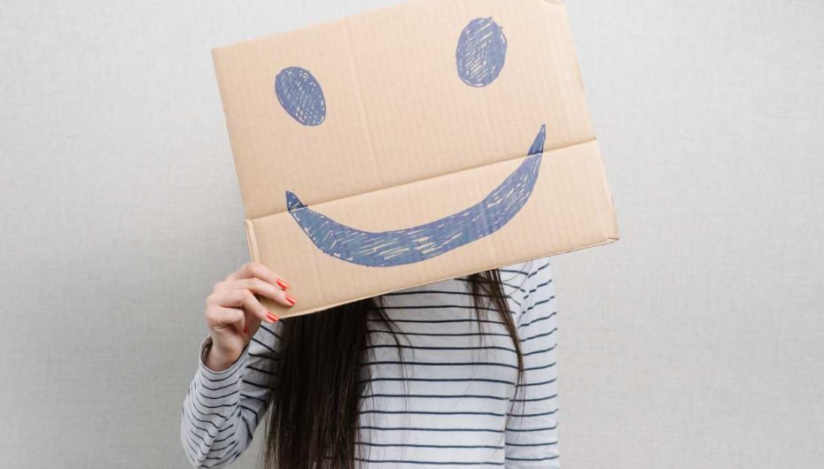 Buzëqeshjet e rreme nuk iu bëjnë të lumtur