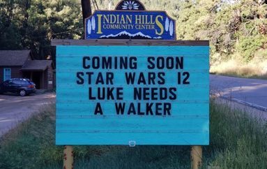 Një burrë përdor mesazhet e rrugës së qytetit për të bërë mijëra njerëz të qeshin