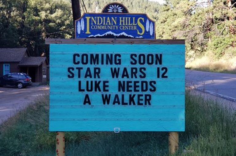 Një burrë përdor mesazhet e rrugës së qytetit për të bërë mijëra njerëz të qeshin